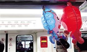 氦气球安全也不宜带入地铁