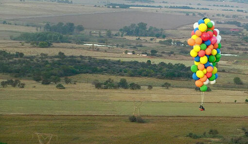 漂浮在空中的氦气球-纽瑞德特种气体